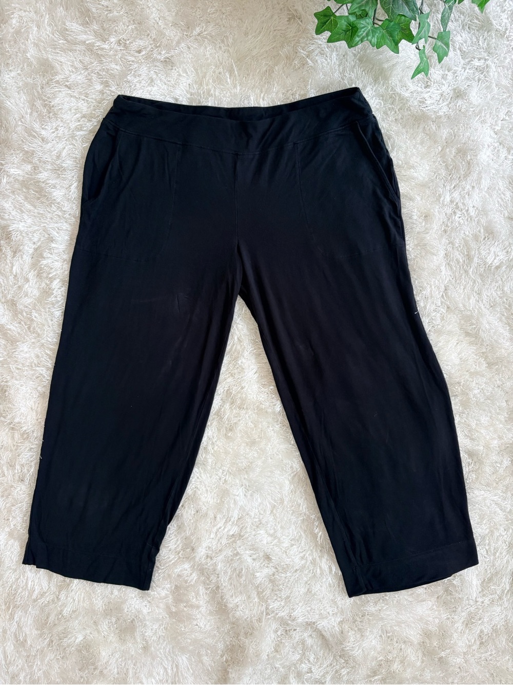 Soma Black Pull-On Capri Lounge/PJs  Pant with Side Pockets